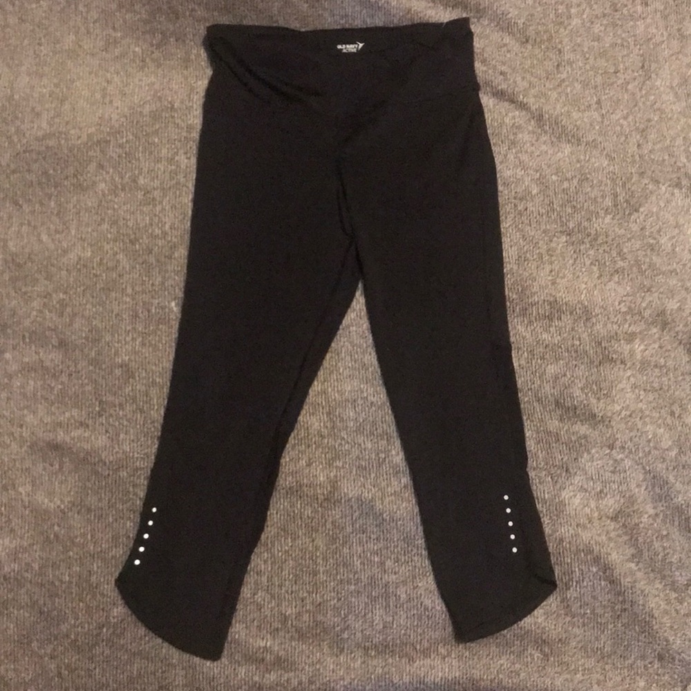 Old navy black cropped leggings!